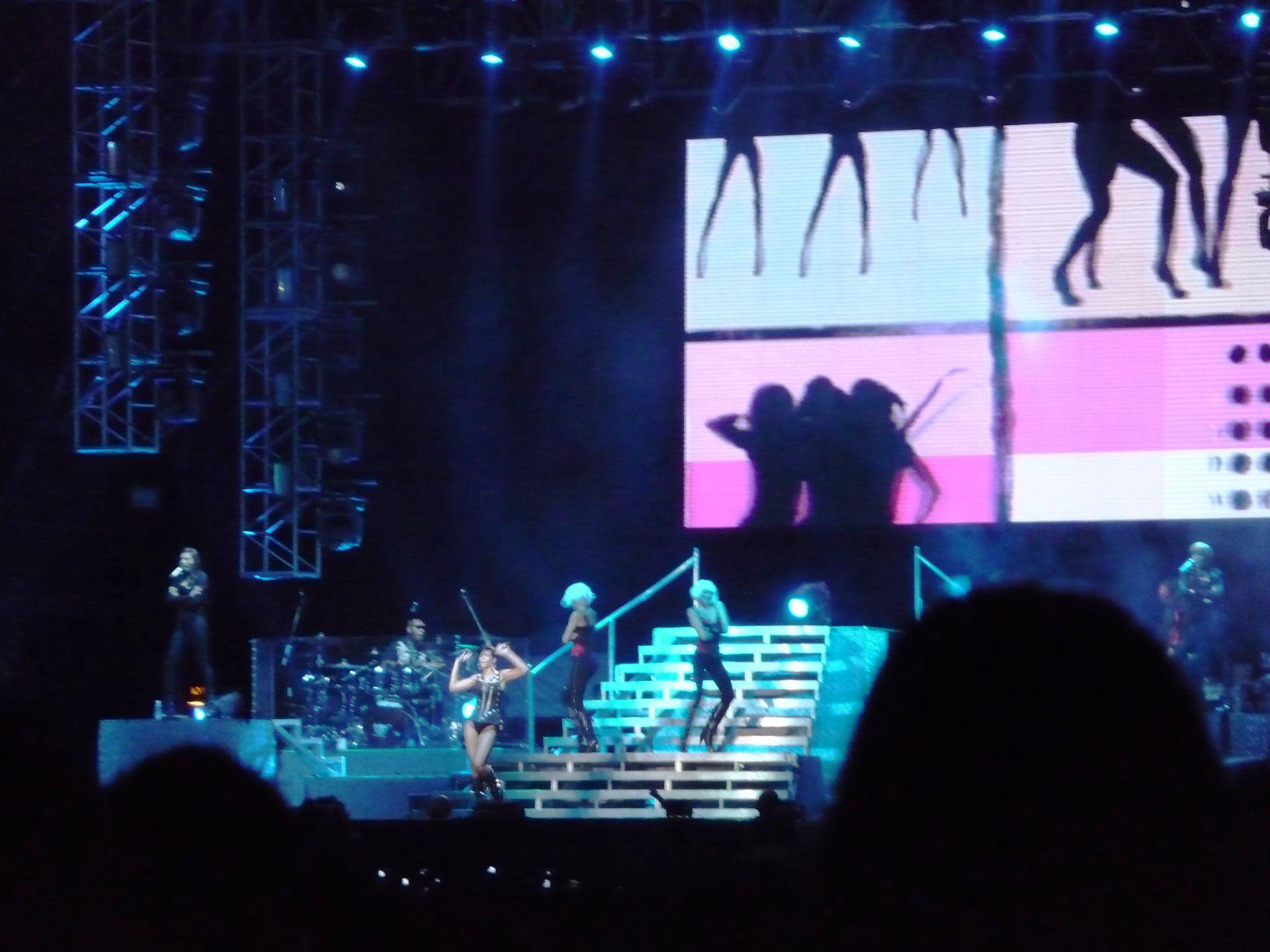 Rihanna live performance