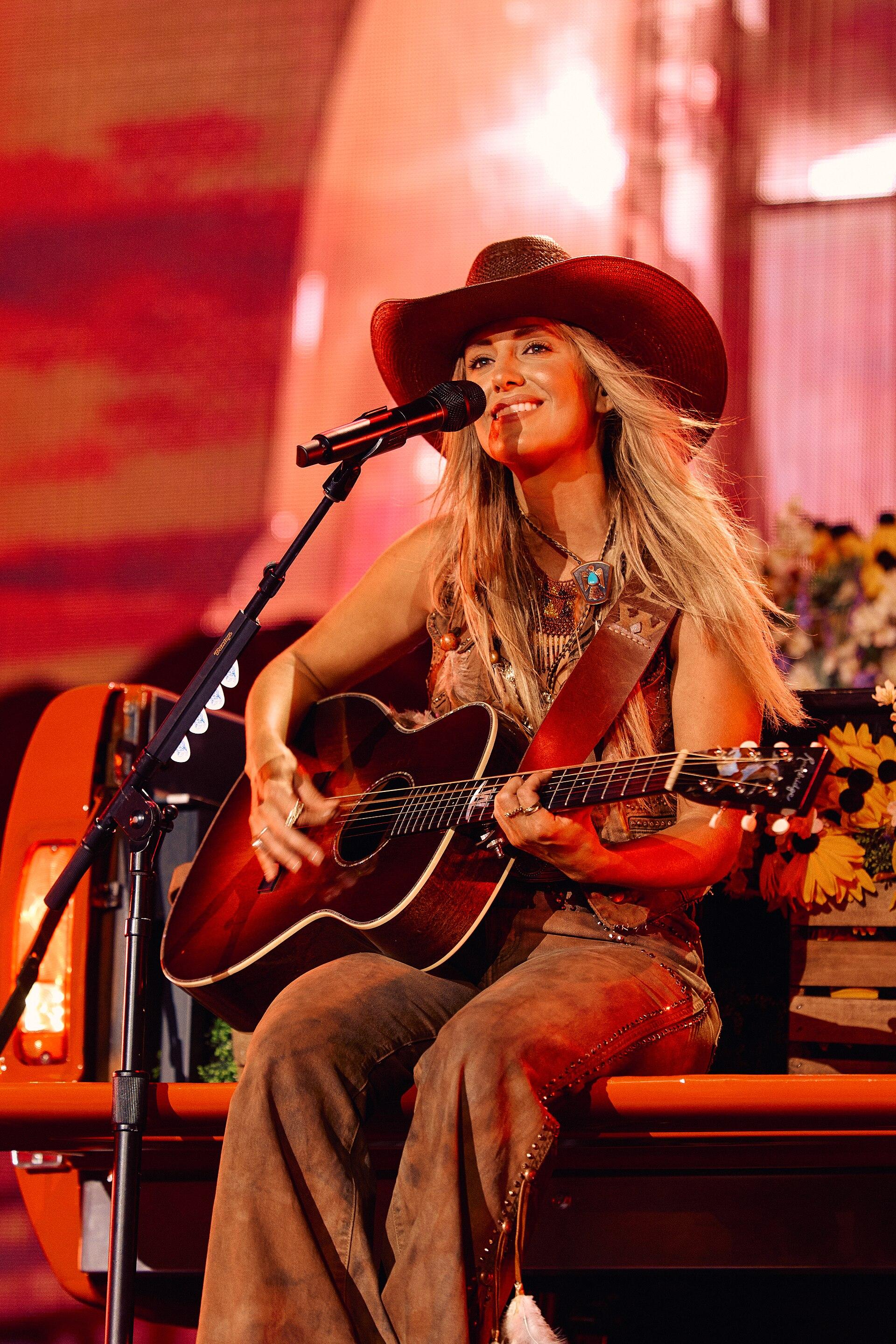 Lainey Wilson live performance